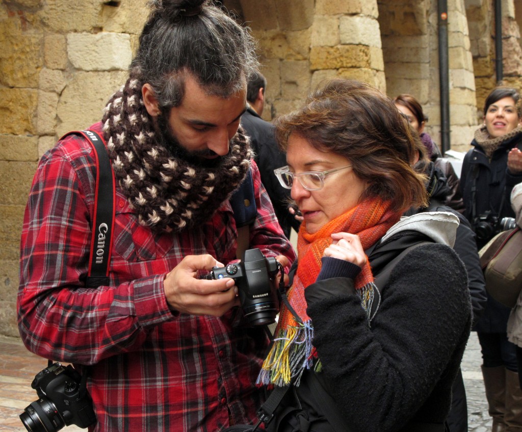 Álvaro Sanz amb una participant al taller