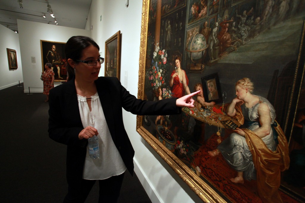 Anna Catà i el quadre 'La vista i l'olfacte', de Brueghel. /©Vilaniu Comunicació