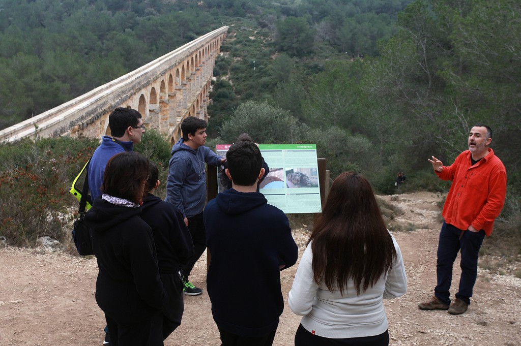 Durant la visita s'explica la construcció del monument i  el seu paper vital per Tàrraco. / ©Pere Tda-Vilaniu Comunicació