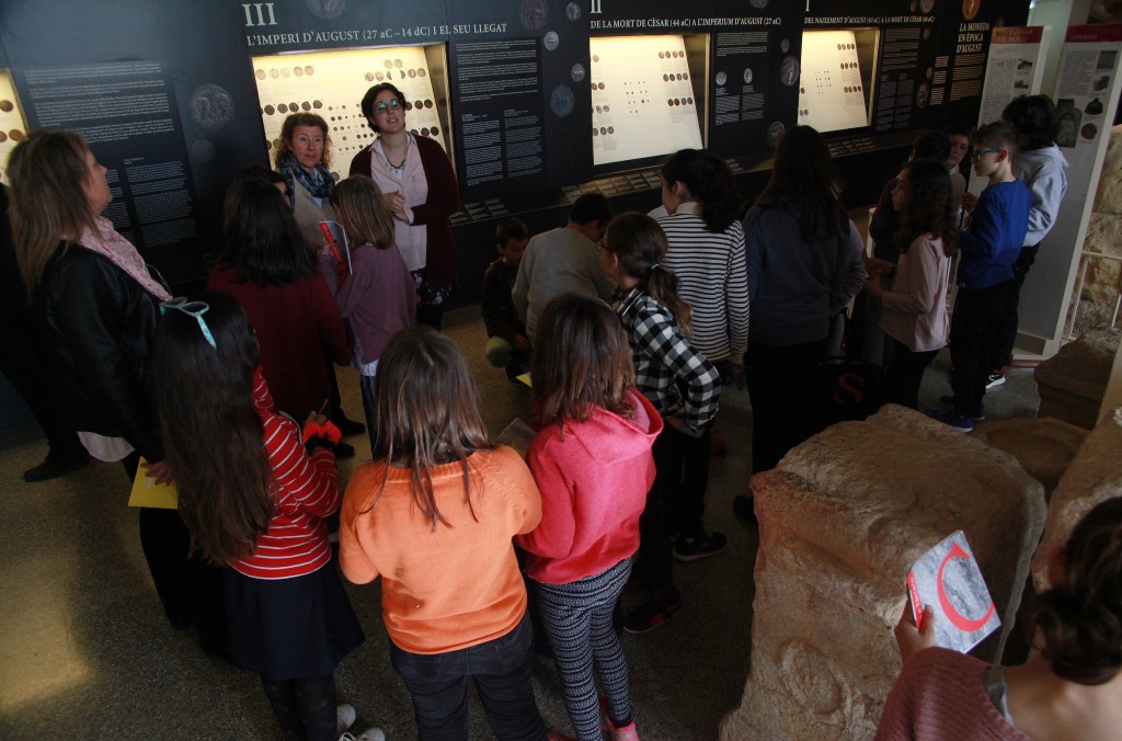 Un grup d'escolars visitant l'exposició. / ©Pere Toda-Vilaniu Comunicació