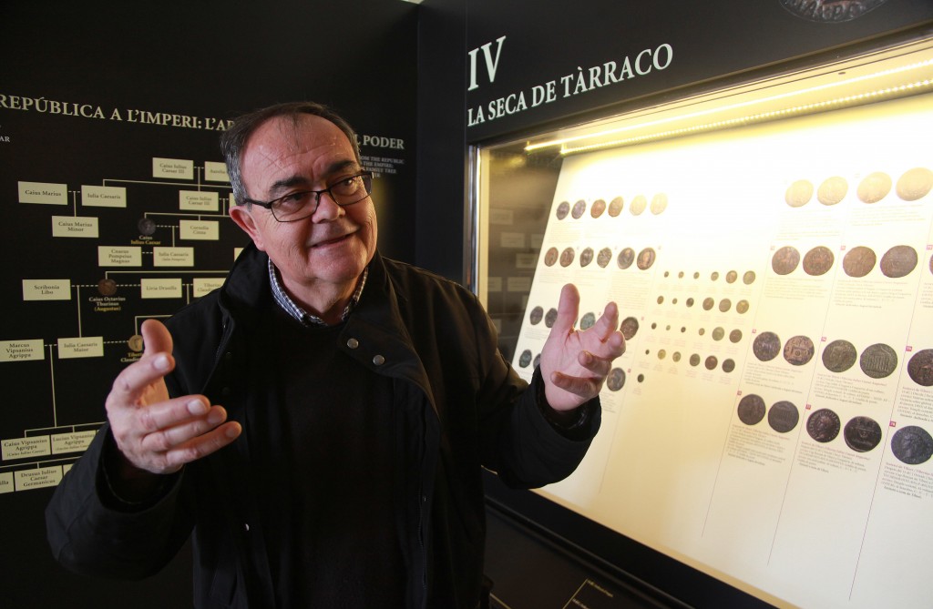 Tarrats, a la vitrina que presenta les monedes encunyades a la seca de Tàrraco. / ©Pere Toda-Vilaniu Comunicació