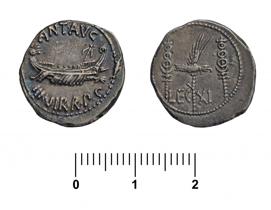 Denari de plata de Marc Antoni que rememora la batalla d'Actium. / ©MNAT