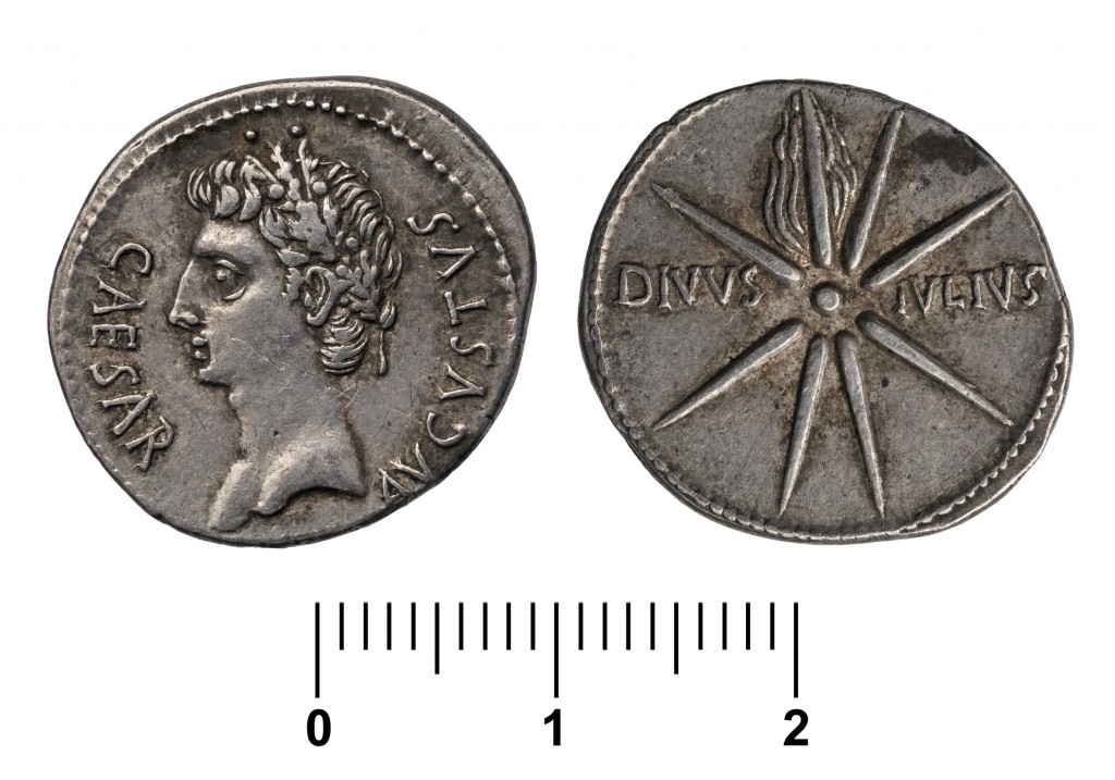 Moneda que fa referència al 'Caesaris astrum' (Cometa de Cèsar), va ser vist a Itàlia durant set dies, el juliol del 44 aC, l’any de l’assassinat de Juli Cèsar. / ©MNAT