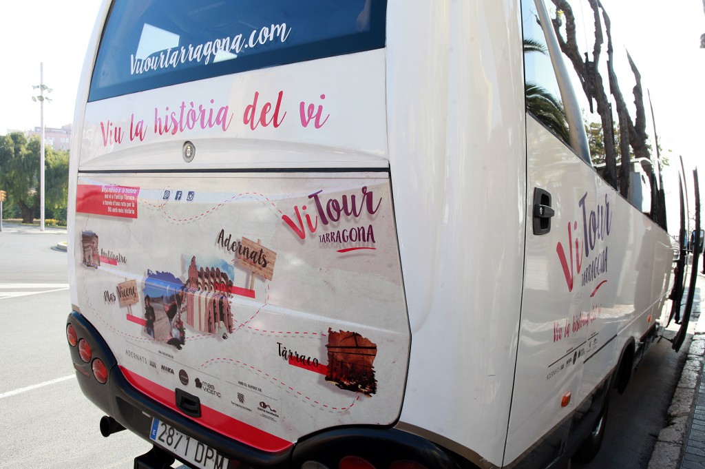 La visita guiada del ViTour es fa a bord d'un bus de l'empresa Autocars Nika. / ©Pere Toda-Vilaniu Comunicació