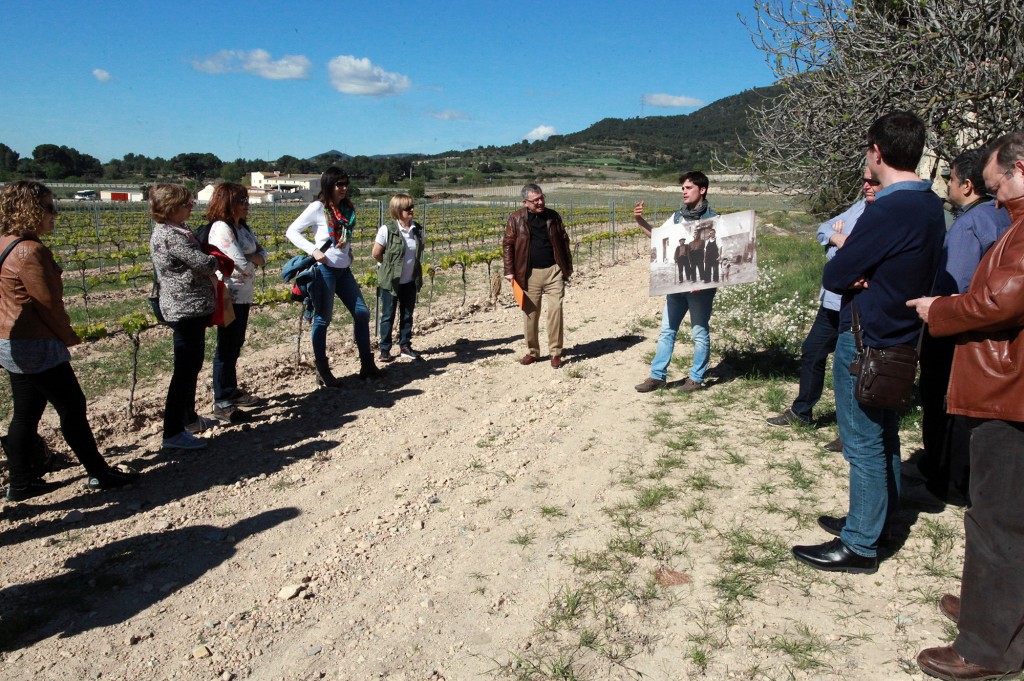En Vicenç rep els visitants a peu de vinya i explica breument la història de la finca. / ©Pere Toda-Vilaniu Comunicació