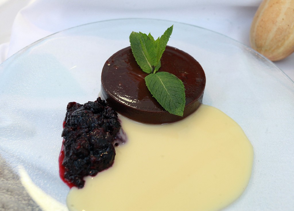 Coulant fred de xocolata negra amb compota de fruites vermelles i crema de vainilla (Restaurant ARCS) / ©Pere Toda-Vilaniu Comunicació