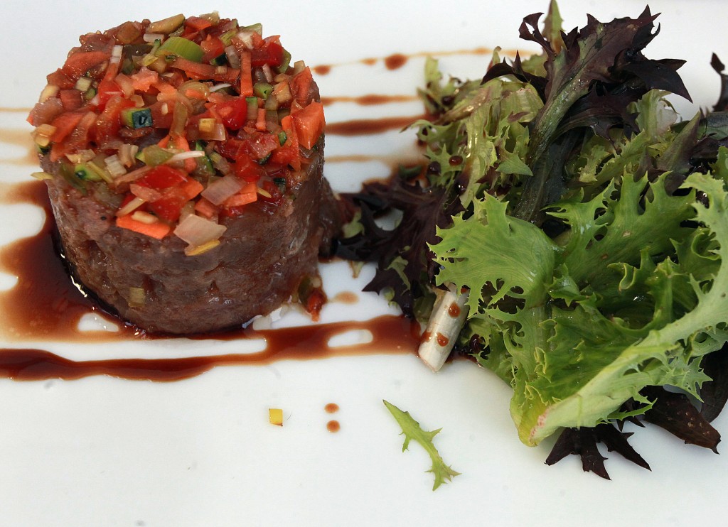 Tàrtar de tonyina amb vinagreta de verdures i perfum balsàmic (Restaurant ARCS) / ©Pere Toda-Vilaniu Comunicació
