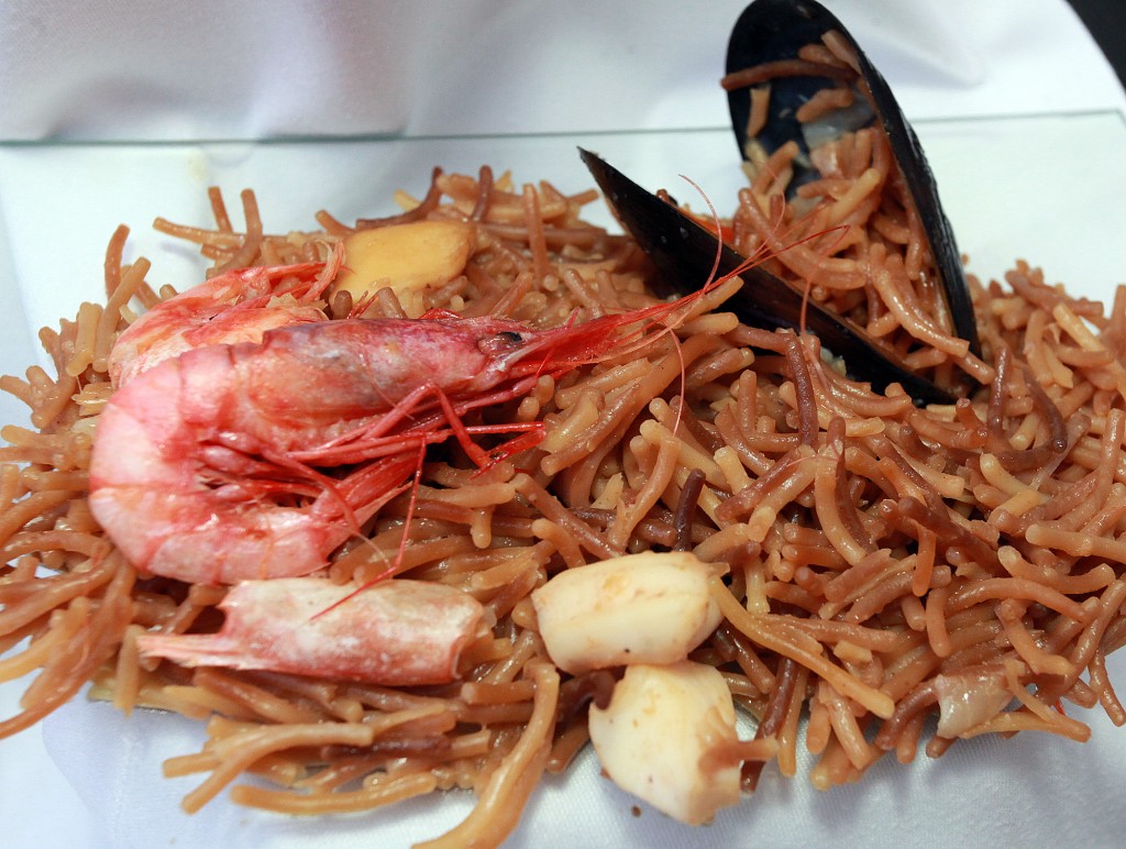 Fideus rossejats amb calamars i gambetes (Restaurant Racó de l'Abat) / ©Pere Toda-Vilaniu Comunicació