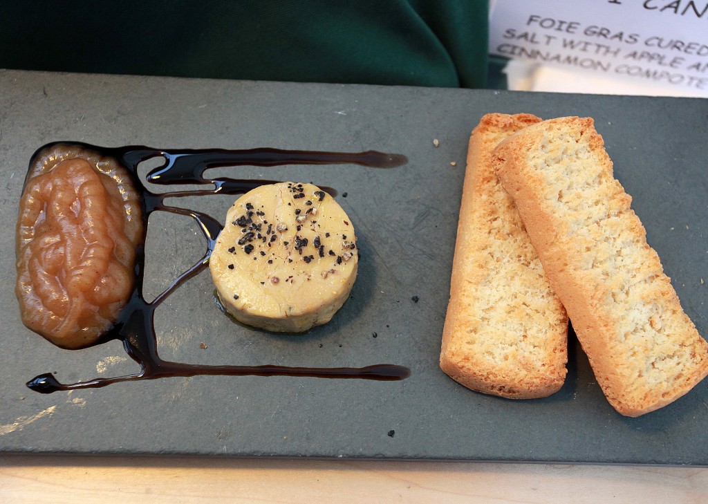 Foie-gras curat a la sal amb compota de poma i canyella (Restaurant Sadoll) / ©Pere Toda-Vilaniu Comunicació