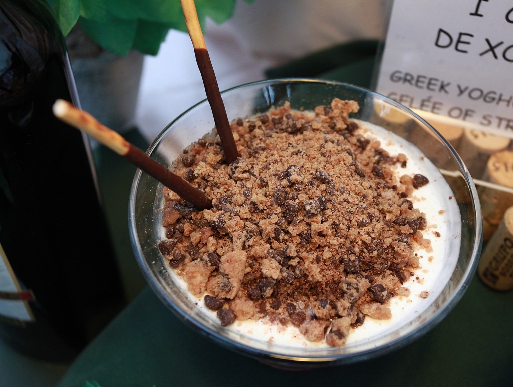 Gelée de maduixes amb crema de iogurt grec i cookies de xocolata (Restaurant Sadoll) / ©Pere Toda-Vilaniu Comunicació